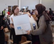 Турецкие звезды работают волонтерами, чтобы помочь пострадавшим от землетрясения (ФОТО/ВИДЕО)