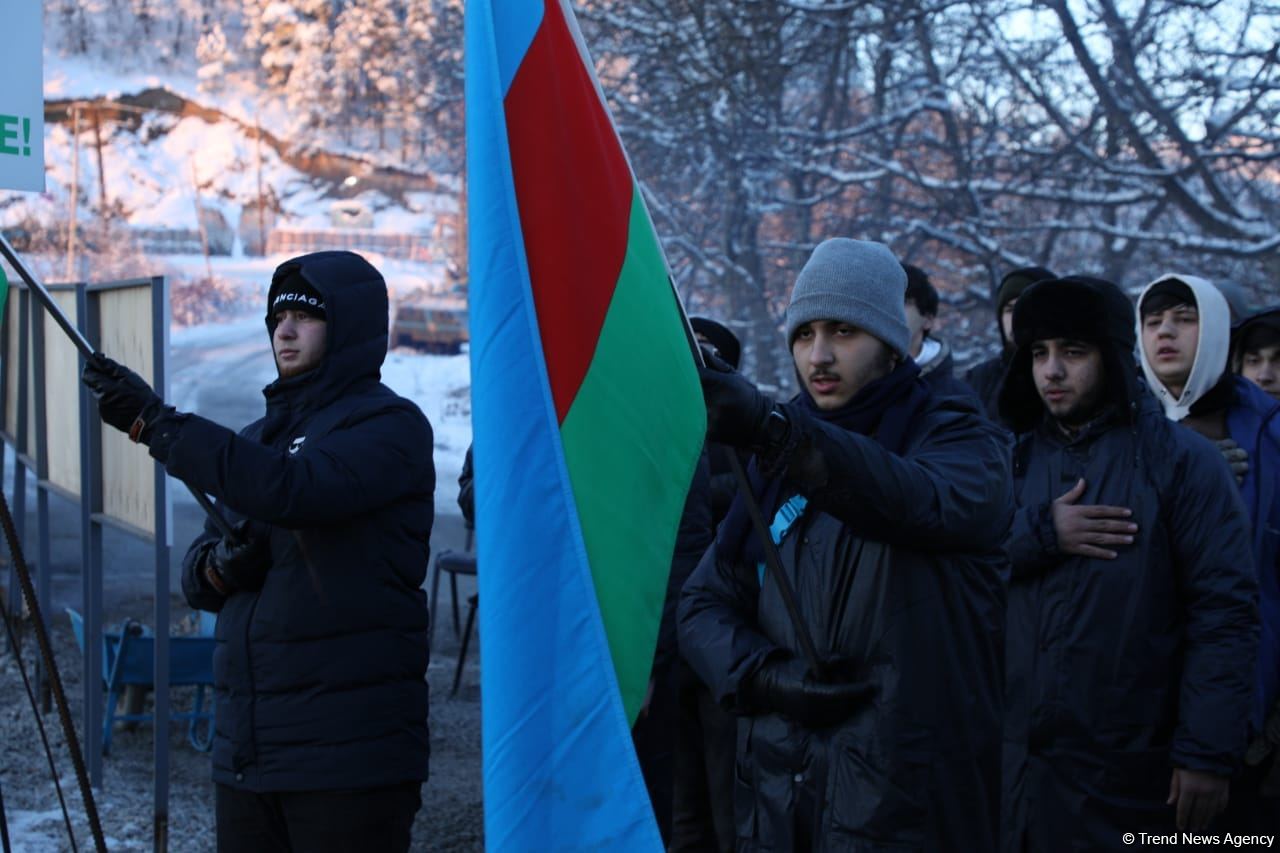 Акция азербайджанских экоактивистов на Лачинской дороге продолжается (ФОТО)