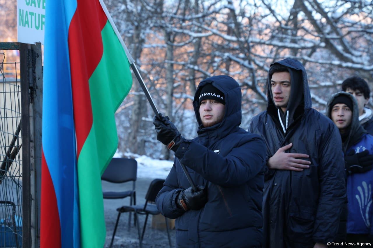 Акция азербайджанских экоактивистов на Лачинской дороге продолжается (ФОТО)