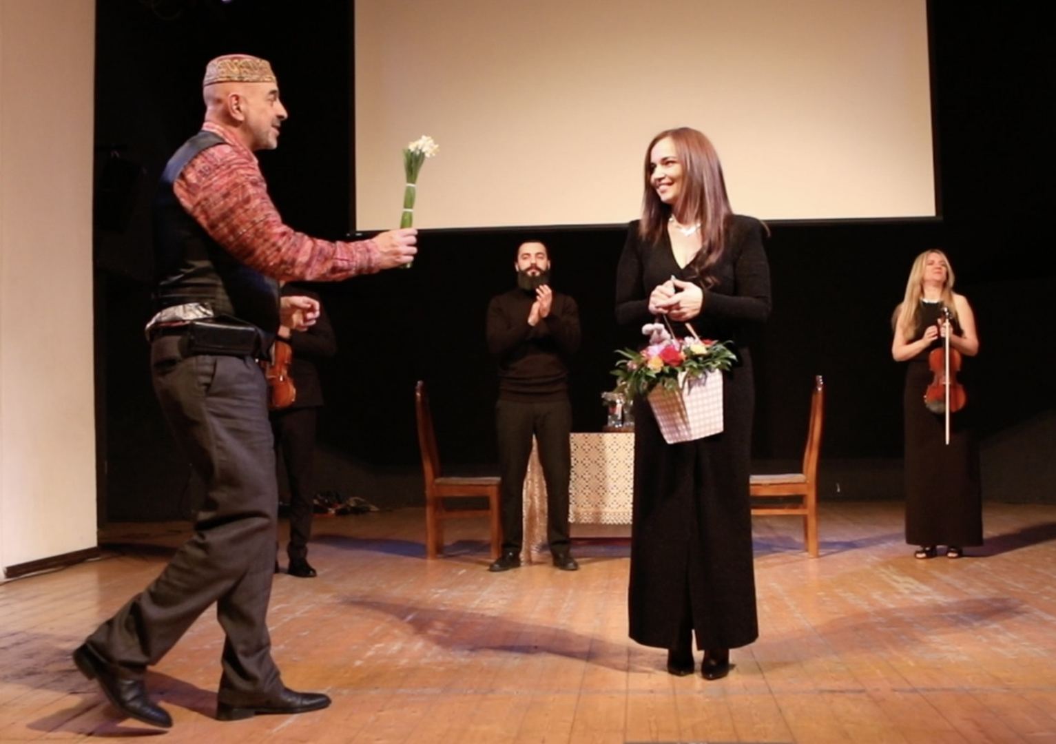 В Баку состоялась премьера поэтического спектакля "Мужчина и Женщина" (ФОТО)