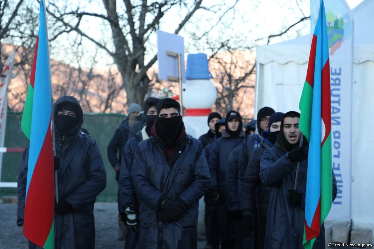 Акция азербайджанских экоактивистов на Лачинской дороге продолжается (ФОТО)