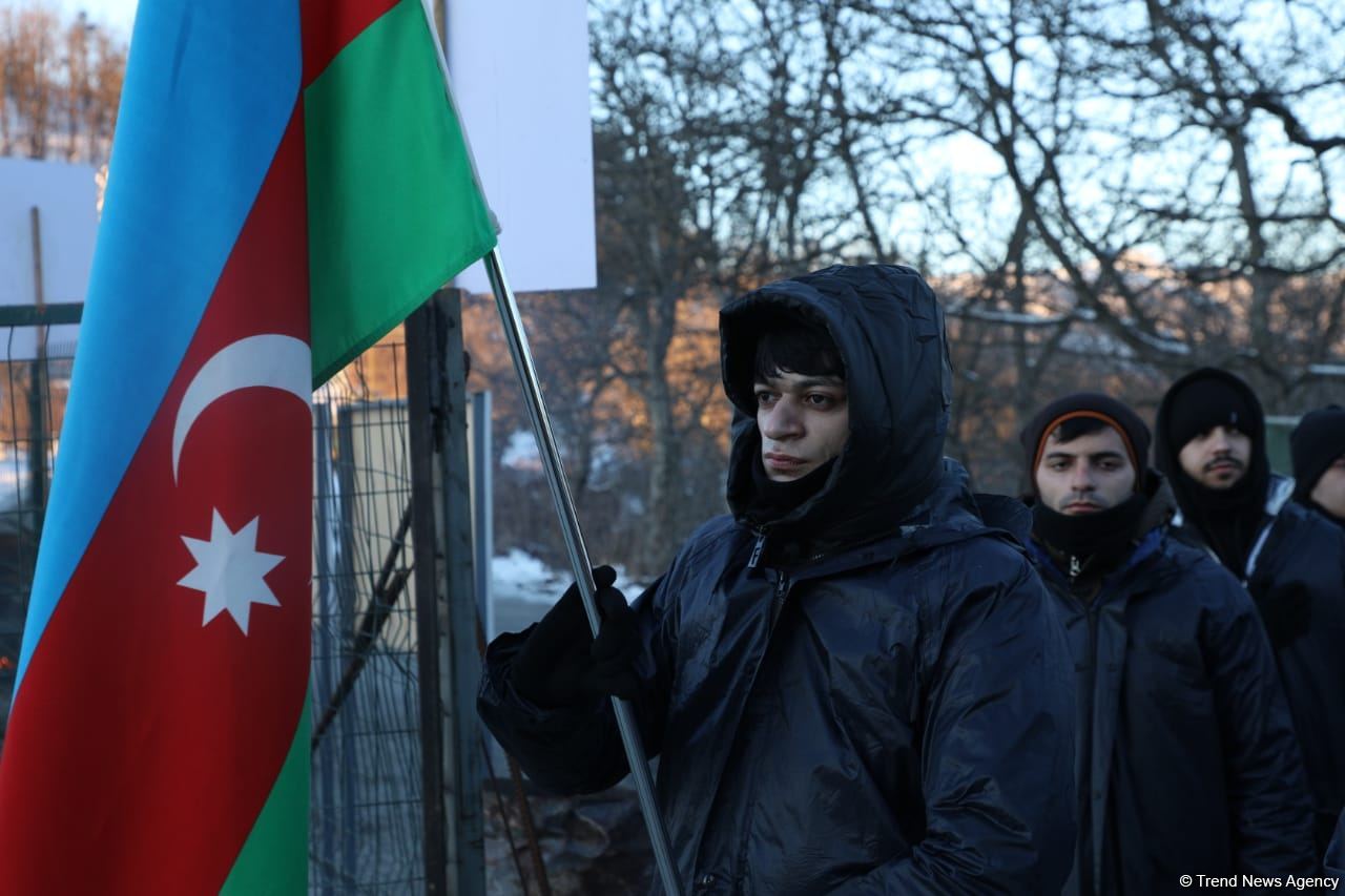 Акция азербайджанских экоактивистов на Лачинской дороге продолжается (ФОТО)