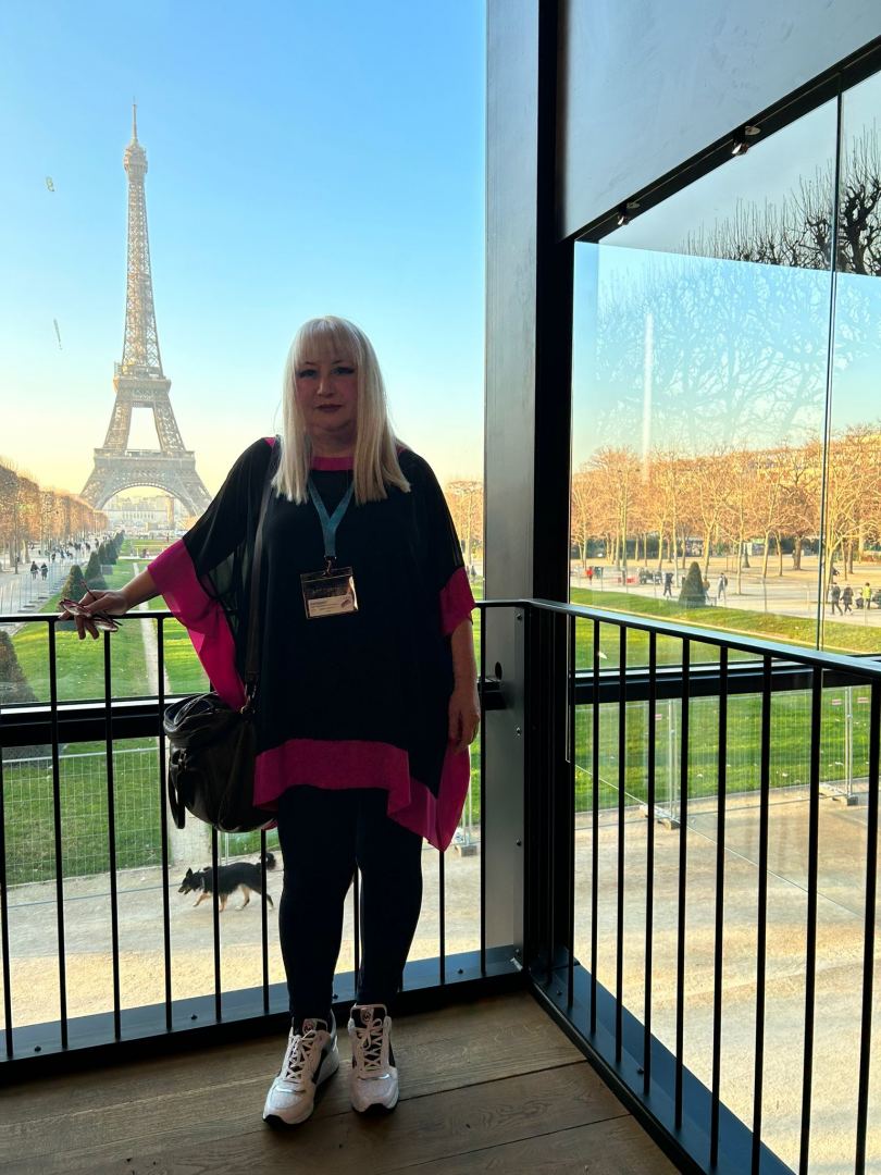 Картина Нигяр Нариманбековой представлена в крупнейшем выставочном зале Франции  (ФОТО)