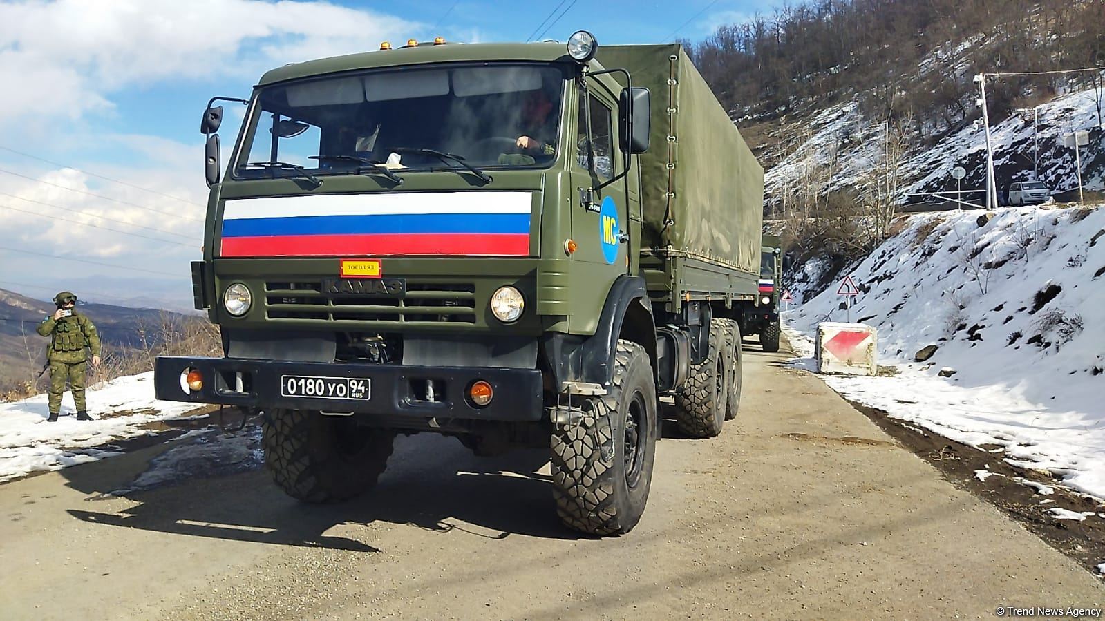 По Лачинской дороге беспрепятственно проехала автоколонна из 13 машин РМК (ФОТО)