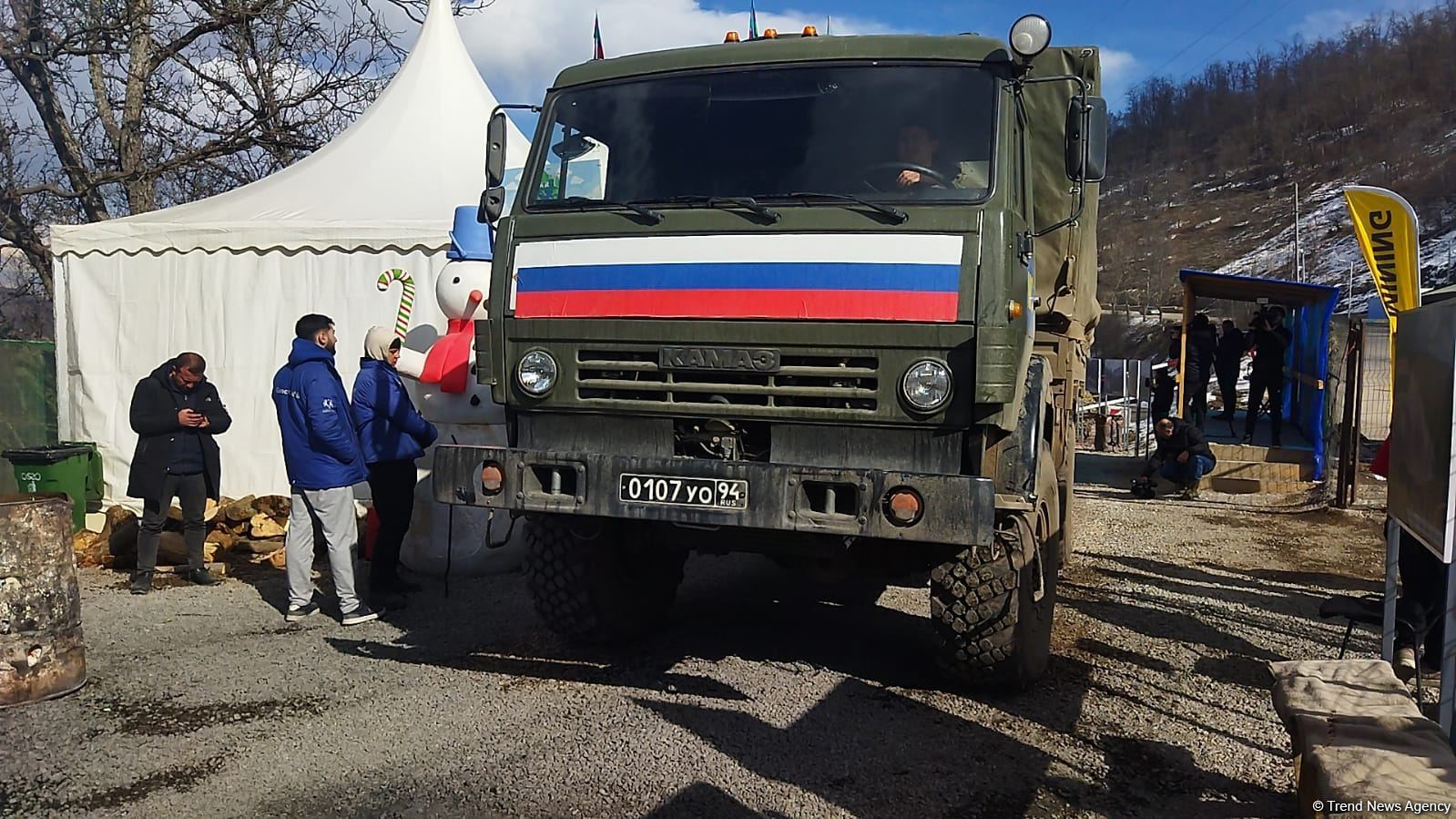 По Лачинской дороге беспрепятственно проехала автоколонна из 13 машин РМК (ФОТО)