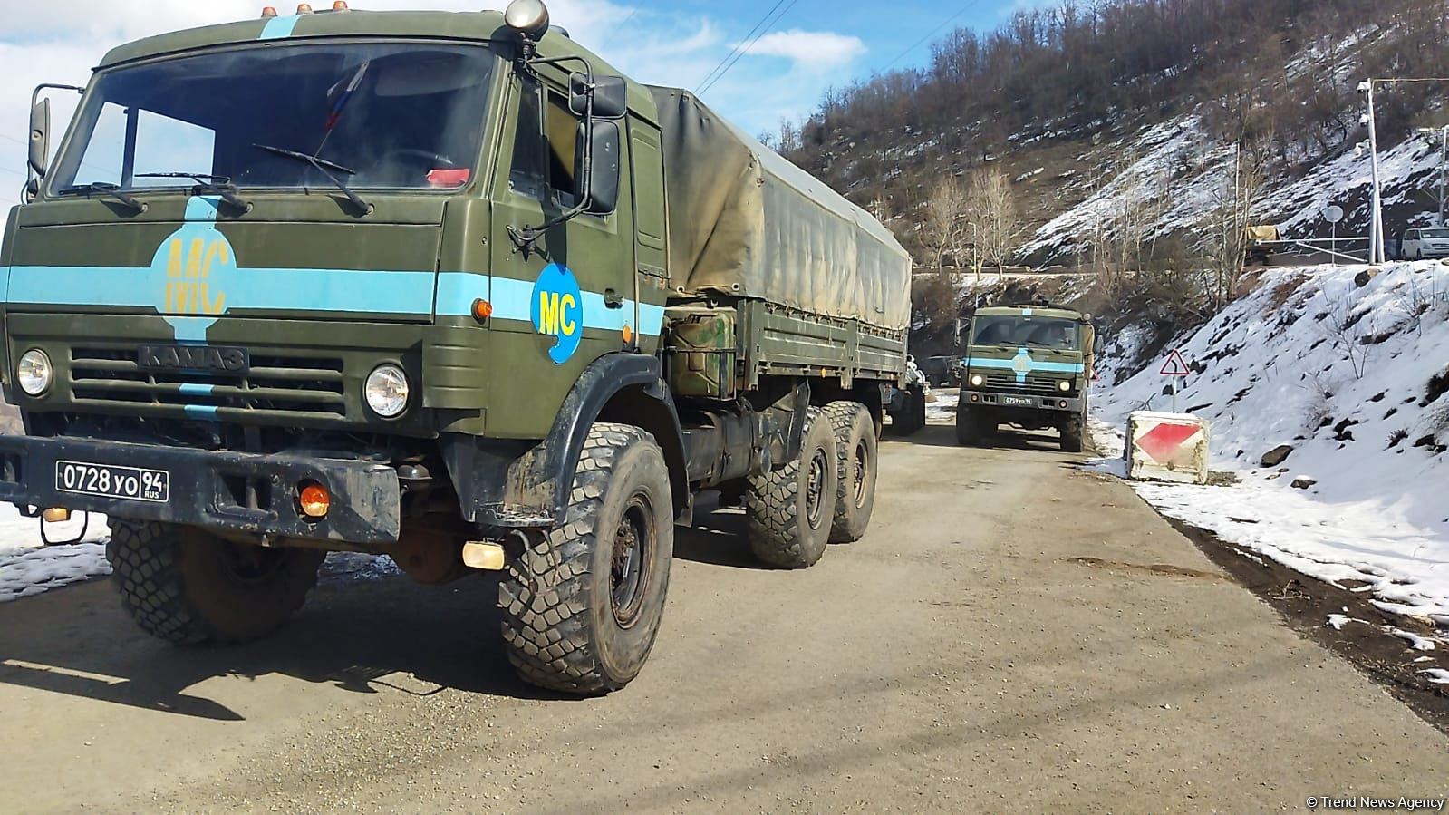 По Лачинской дороге беспрепятственно проехала автоколонна из 13 машин РМК (ФОТО)