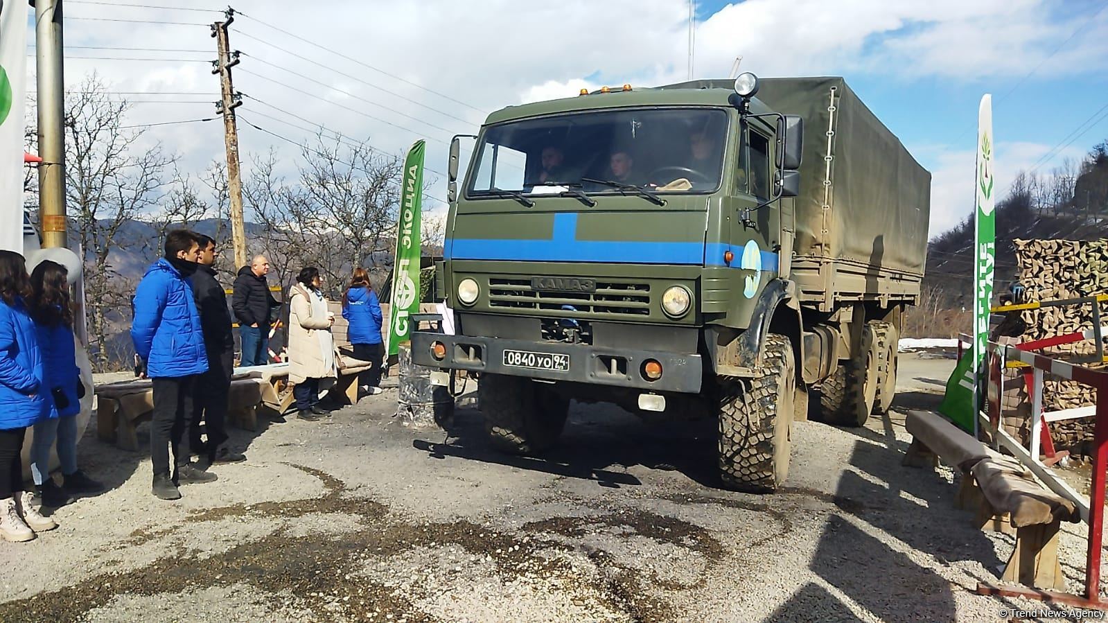 По Лачинской дороге беспрепятственно проехала автоколонна из 13 машин РМК (ФОТО)
