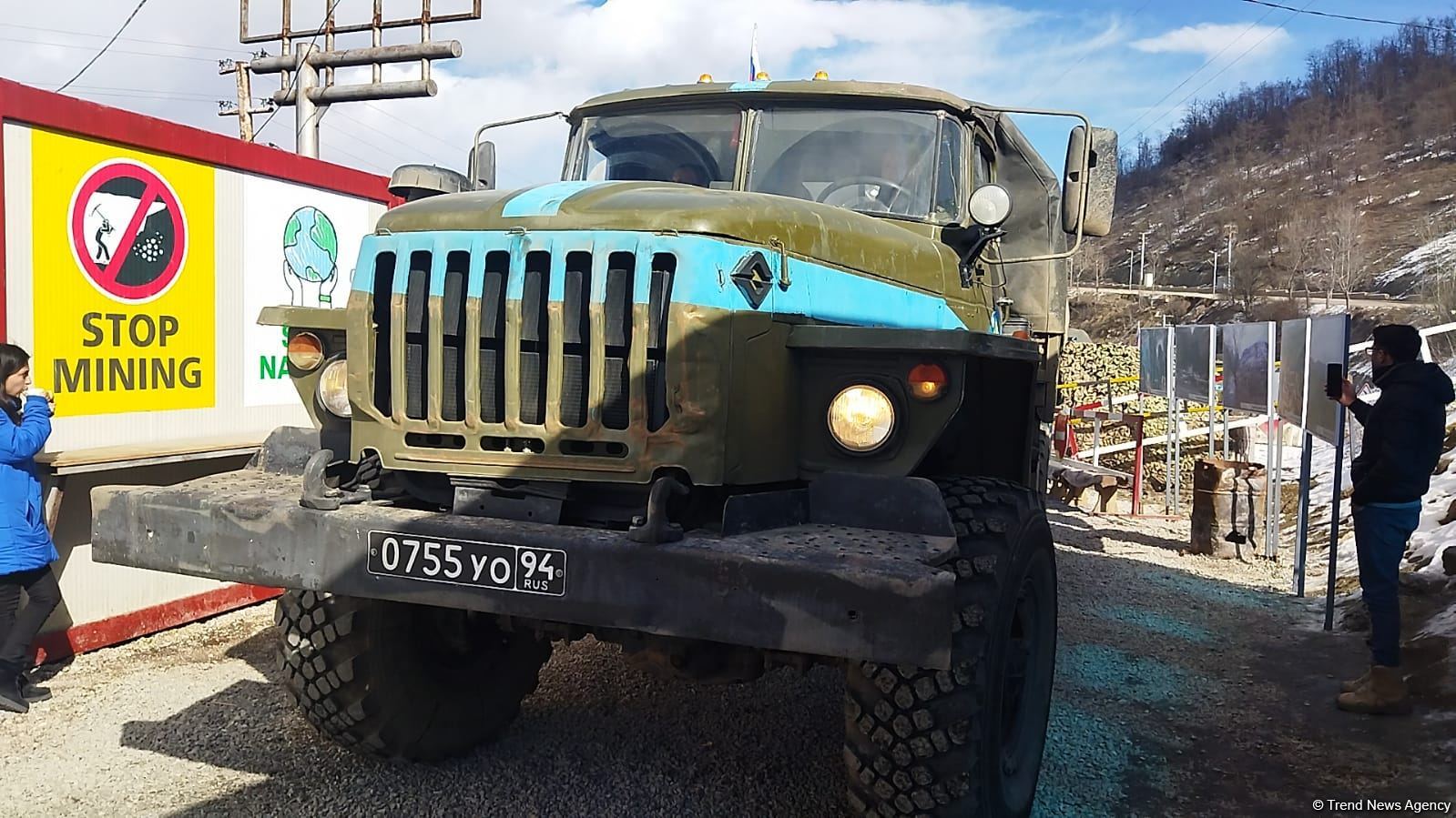 По Лачинской дороге беспрепятственно проехала автоколонна из 13 машин РМК (ФОТО)