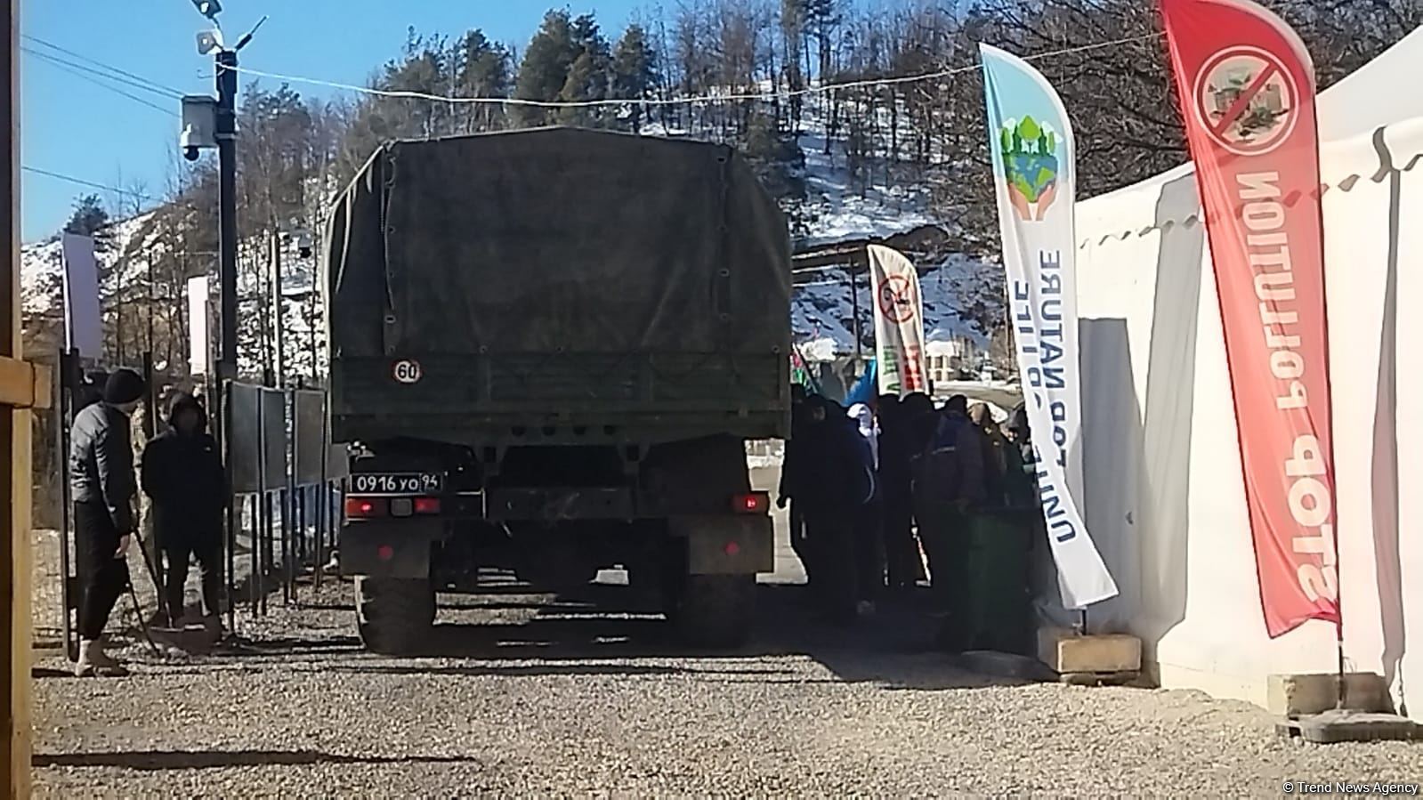 По Лачинской дороге беспрепятственно проехали 2 грузовых автомобиля РМК (ФОТО)