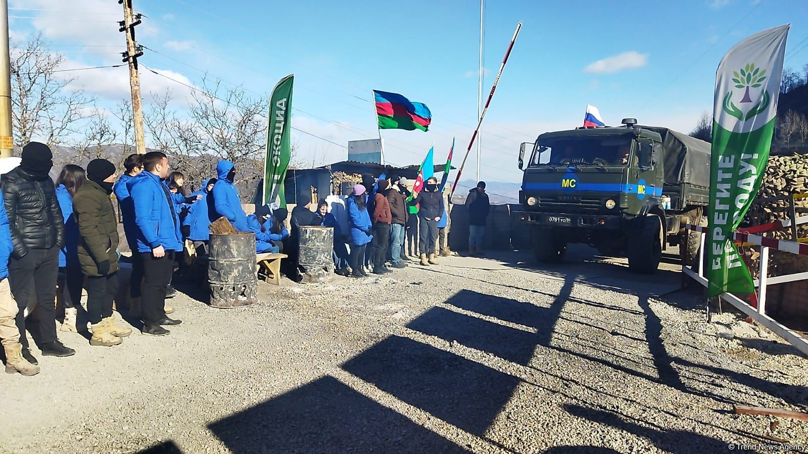По Лачинской дороге беспрепятственно проехали 2 грузовых автомобиля РМК (ФОТО)