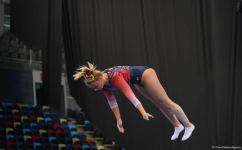 Захватывающие сальто и повороты – Лучшие моменты первого дня Кубка мира по прыжкам на батуте в Баку (ФОТО)