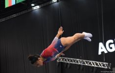 Захватывающие сальто и повороты – Лучшие моменты первого дня Кубка мира по прыжкам на батуте в Баку (ФОТО)