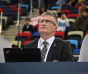 Захватывающие сальто и повороты – Лучшие моменты первого дня Кубка мира по прыжкам на батуте в Баку (ФОТО)