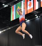 Захватывающие сальто и повороты – Лучшие моменты первого дня Кубка мира по прыжкам на батуте в Баку (ФОТО)