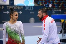 Захватывающие сальто и повороты – Лучшие моменты первого дня Кубка мира по прыжкам на батуте в Баку (ФОТО)