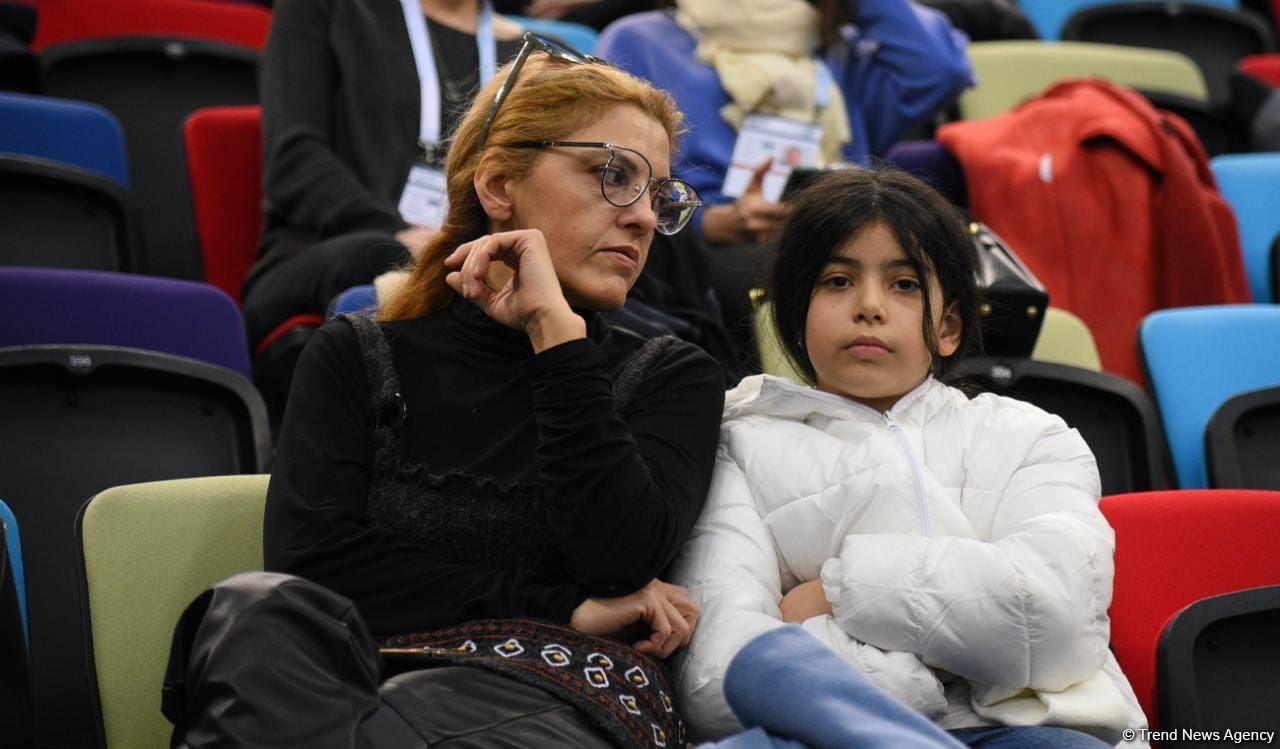 Захватывающие сальто и повороты – Лучшие моменты первого дня Кубка мира по прыжкам на батуте в Баку (ФОТО)