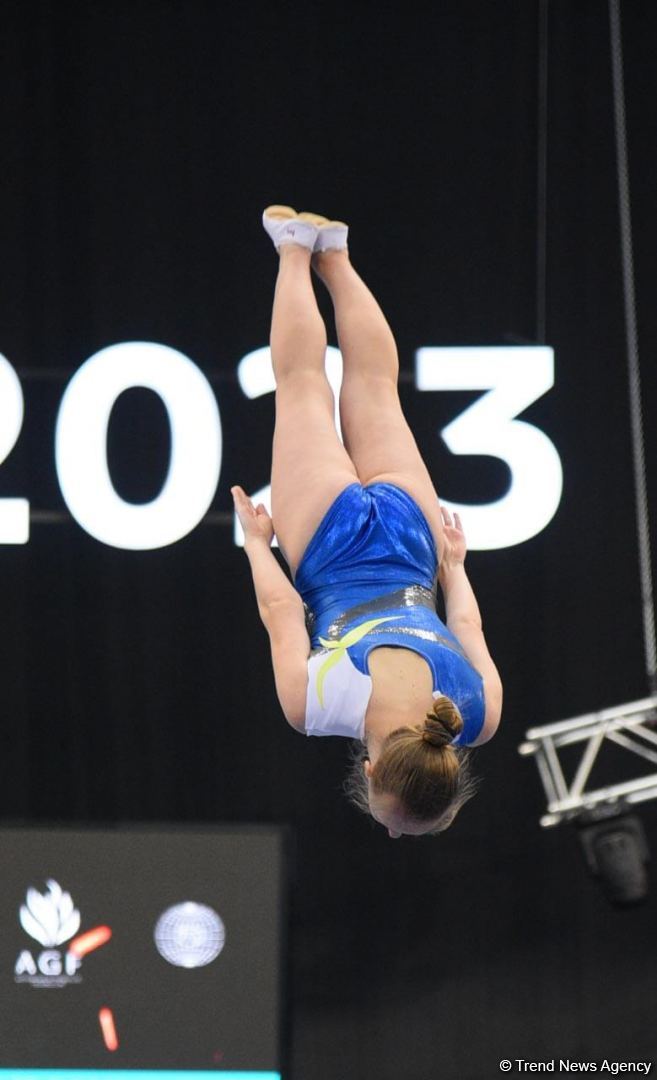 Захватывающие сальто и повороты – Лучшие моменты первого дня Кубка мира по прыжкам на батуте в Баку (ФОТО)