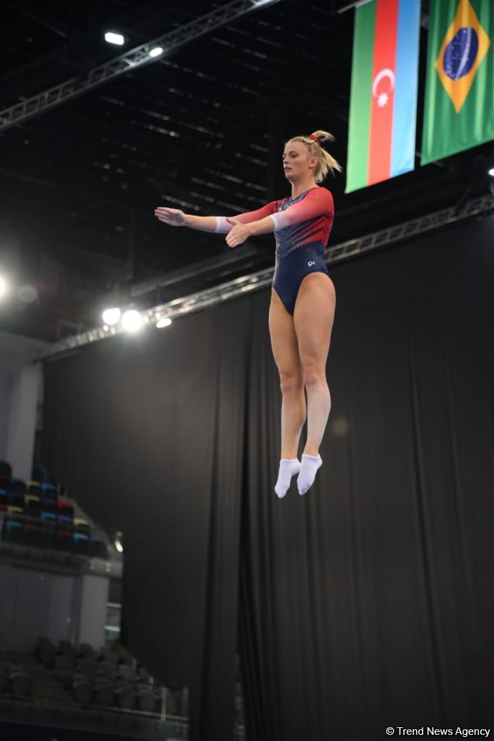 Захватывающие сальто и повороты – Лучшие моменты первого дня Кубка мира по прыжкам на батуте в Баку (ФОТО)