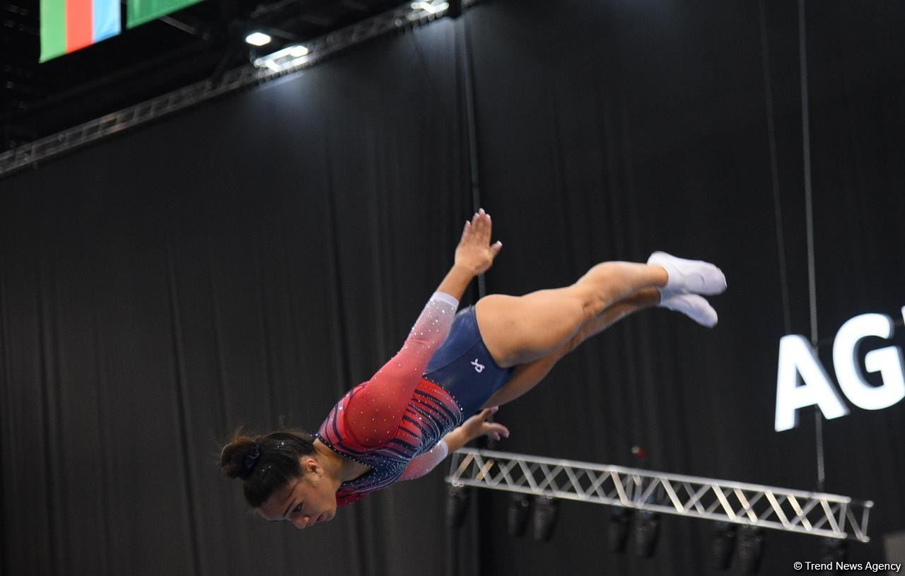 Захватывающие сальто и повороты – Лучшие моменты первого дня Кубка мира по прыжкам на батуте в Баку (ФОТО)