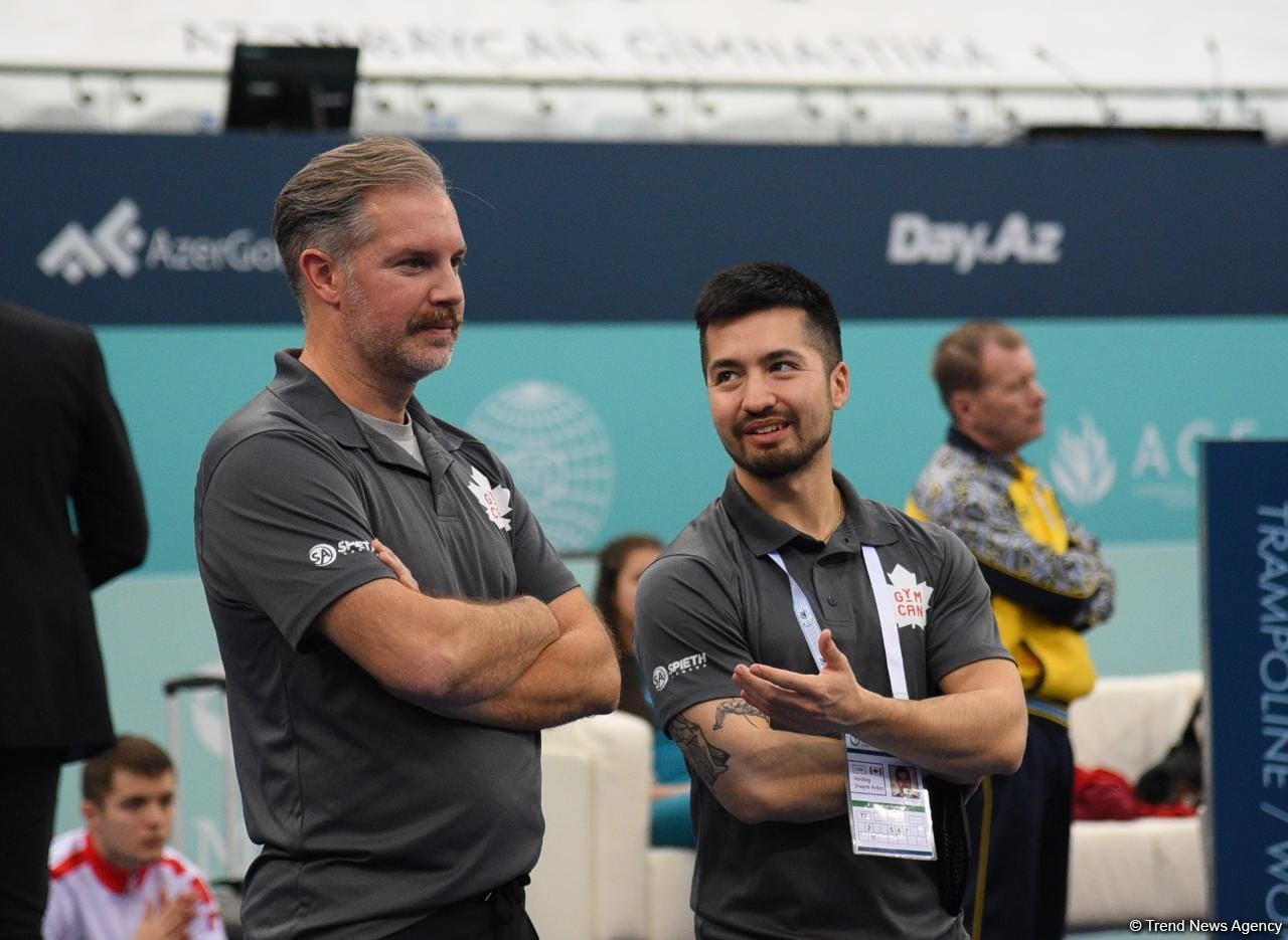 Захватывающие сальто и повороты – Лучшие моменты первого дня Кубка мира по прыжкам на батуте в Баку (ФОТО)