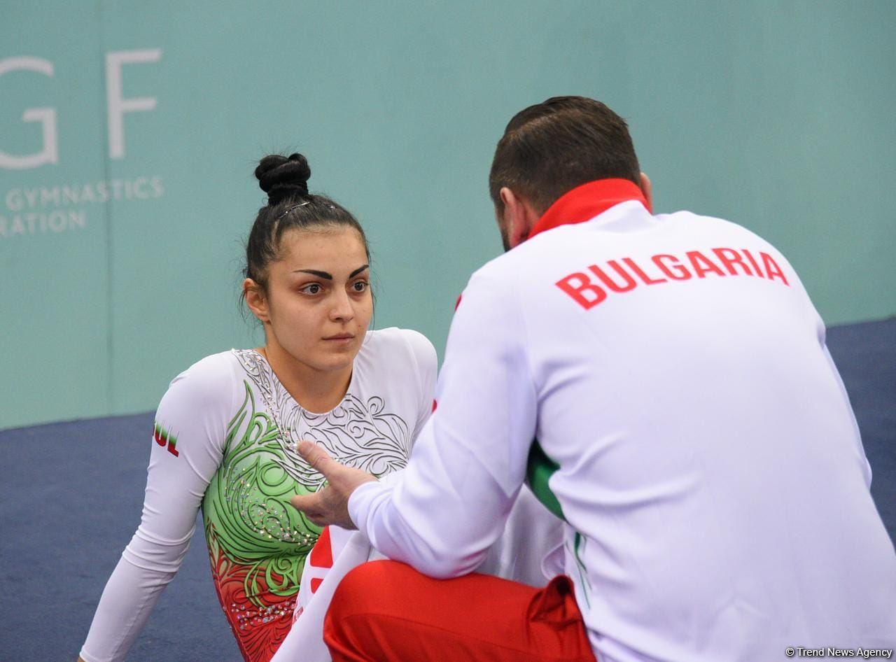 Захватывающие сальто и повороты – Лучшие моменты первого дня Кубка мира по прыжкам на батуте в Баку (ФОТО)