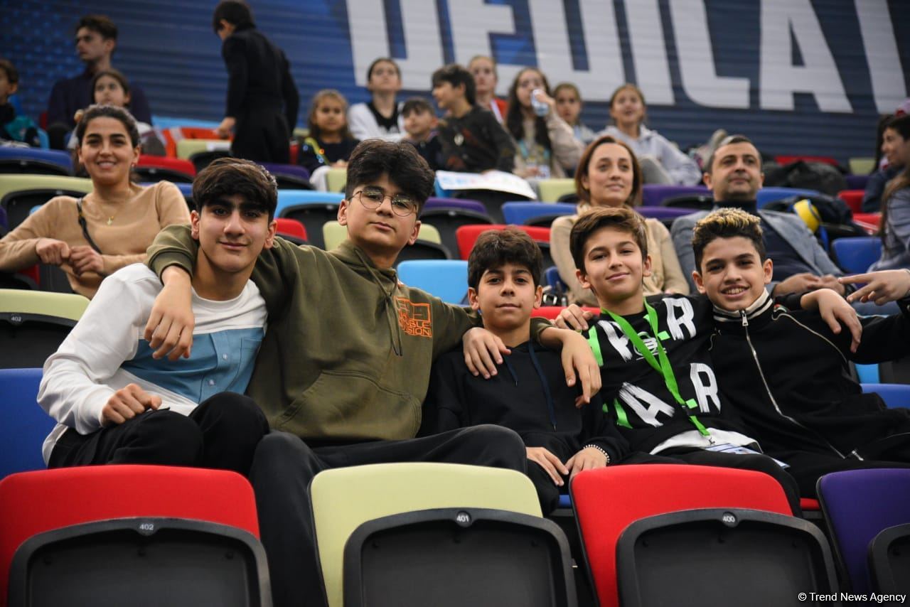 Захватывающие сальто и повороты – Лучшие моменты первого дня Кубка мира по прыжкам на батуте в Баку (ФОТО)