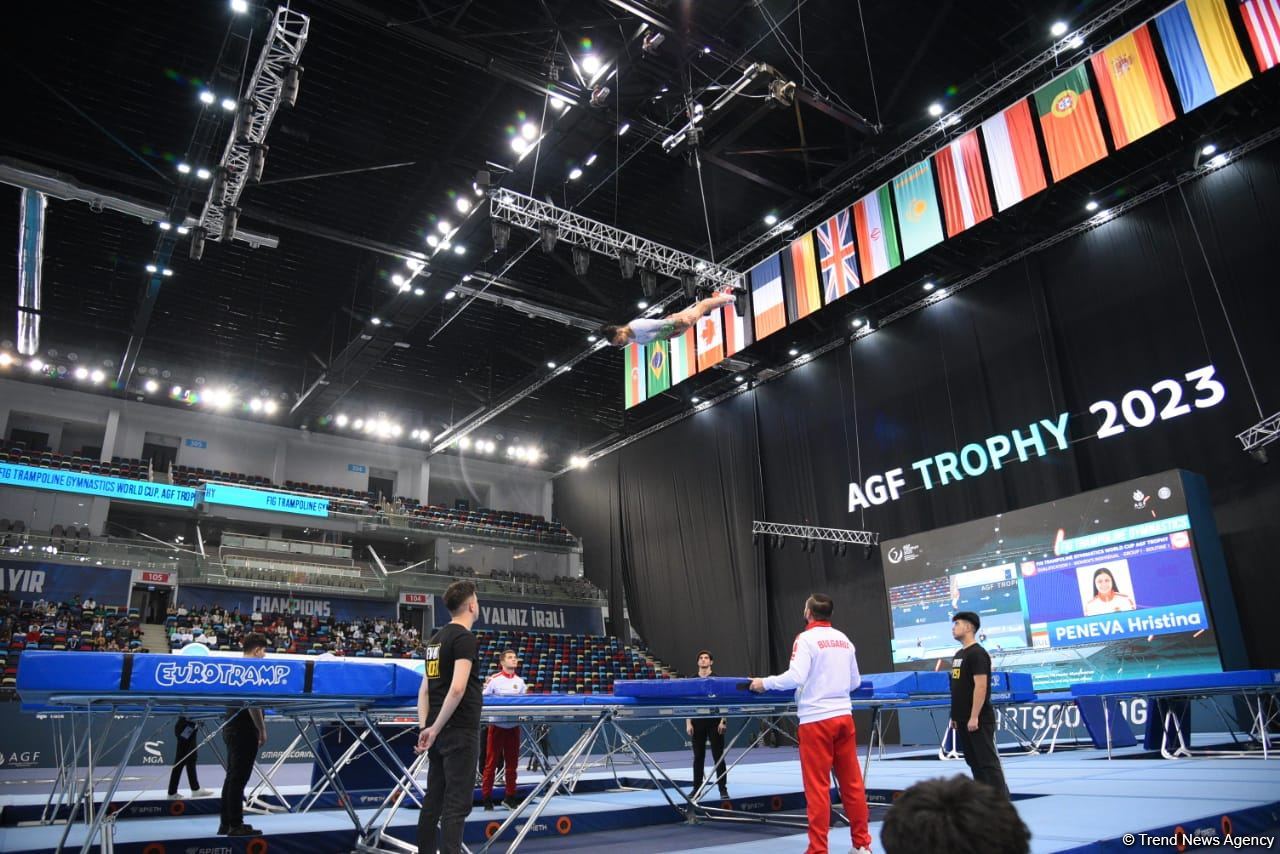 Захватывающие сальто и повороты – Лучшие моменты первого дня Кубка мира по прыжкам на батуте в Баку (ФОТО)