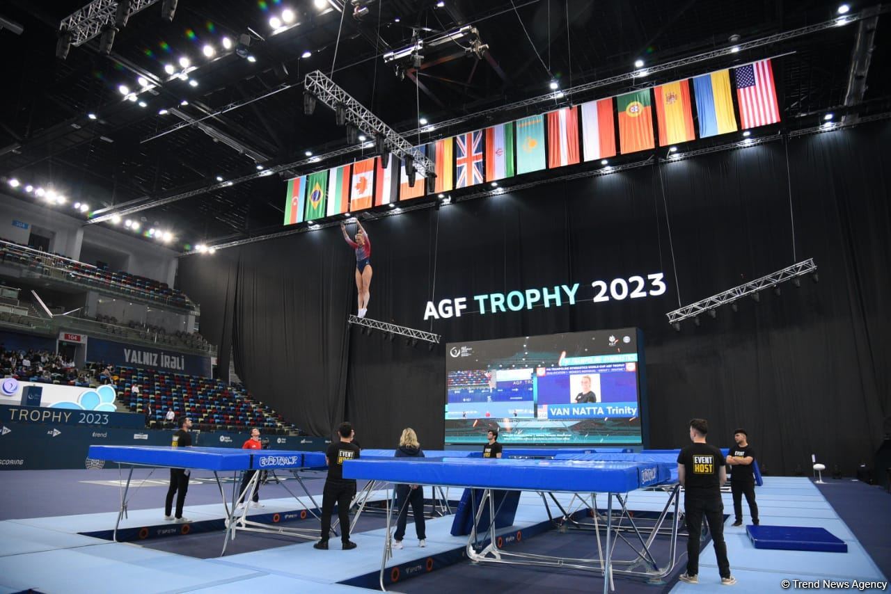 Захватывающие сальто и повороты – Лучшие моменты первого дня Кубка мира по прыжкам на батуте в Баку (ФОТО)