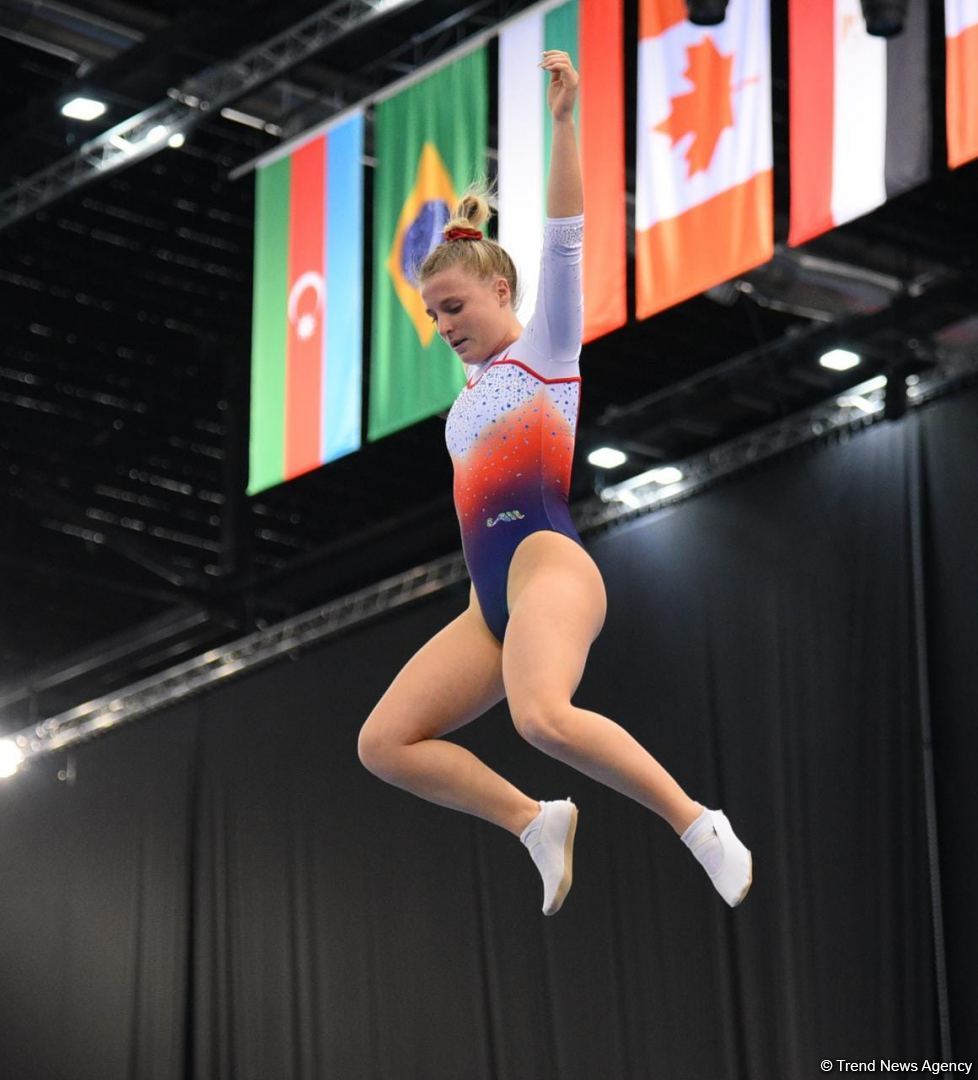 Захватывающие сальто и повороты – Лучшие моменты первого дня Кубка мира по прыжкам на батуте в Баку (ФОТО)