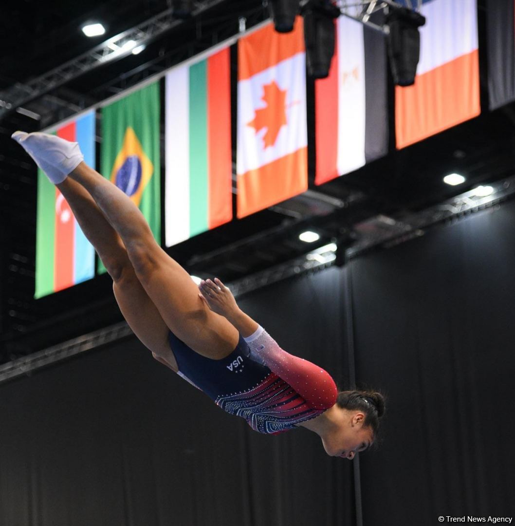 Захватывающие сальто и повороты – Лучшие моменты первого дня Кубка мира по прыжкам на батуте в Баку (ФОТО)