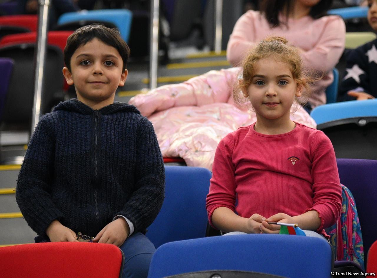 Захватывающие сальто и повороты – Лучшие моменты первого дня Кубка мира по прыжкам на батуте в Баку (ФОТО)