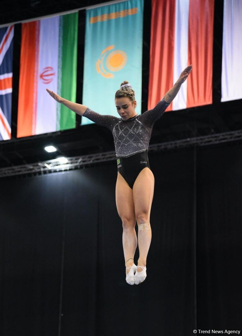 Захватывающие сальто и повороты – Лучшие моменты первого дня Кубка мира по прыжкам на батуте в Баку (ФОТО)