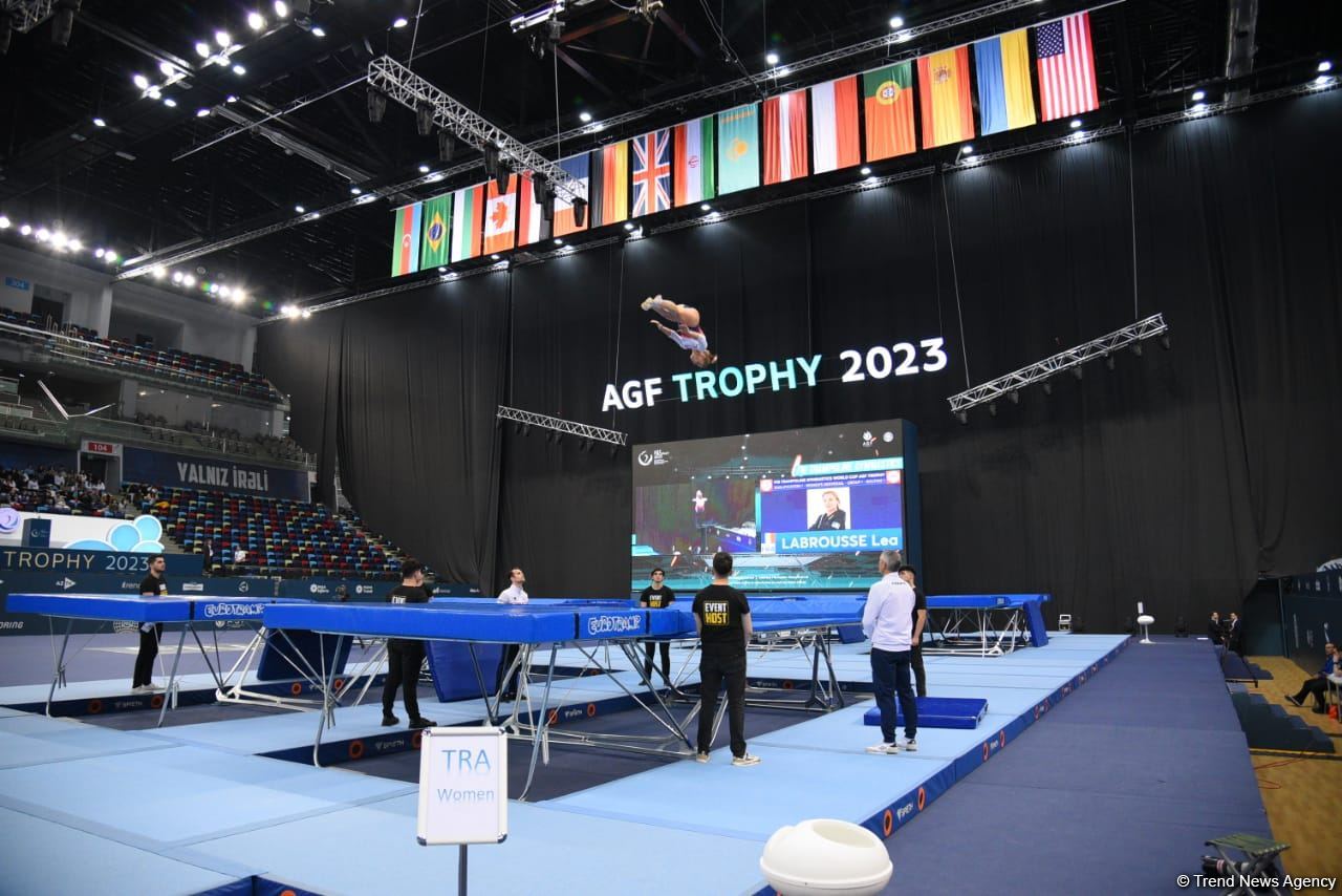 Захватывающие сальто и повороты – Лучшие моменты первого дня Кубка мира по прыжкам на батуте в Баку (ФОТО)