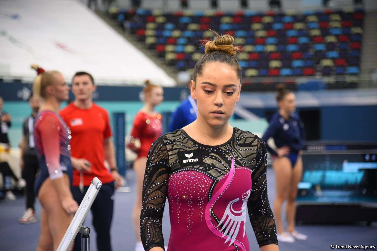 Захватывающие сальто и повороты – Лучшие моменты первого дня Кубка мира по прыжкам на батуте в Баку (ФОТО)