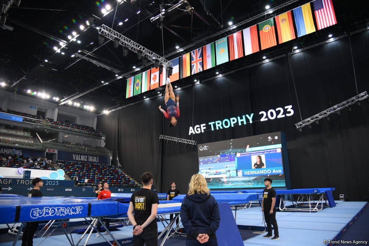 Захватывающие сальто и повороты – Лучшие моменты первого дня Кубка мира по прыжкам на батуте в Баку (ФОТО)