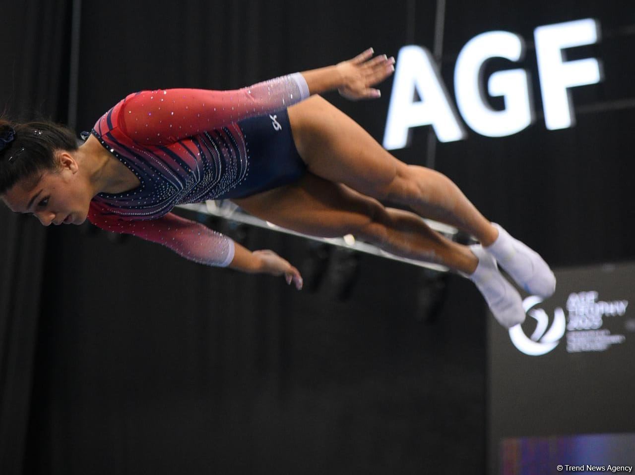 Захватывающие сальто и повороты – Лучшие моменты первого дня Кубка мира по прыжкам на батуте в Баку (ФОТО)