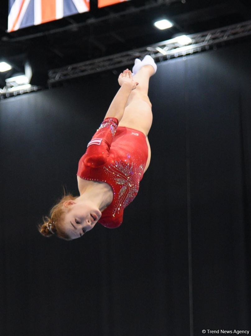 Захватывающие сальто и повороты – Лучшие моменты первого дня Кубка мира по прыжкам на батуте в Баку (ФОТО)