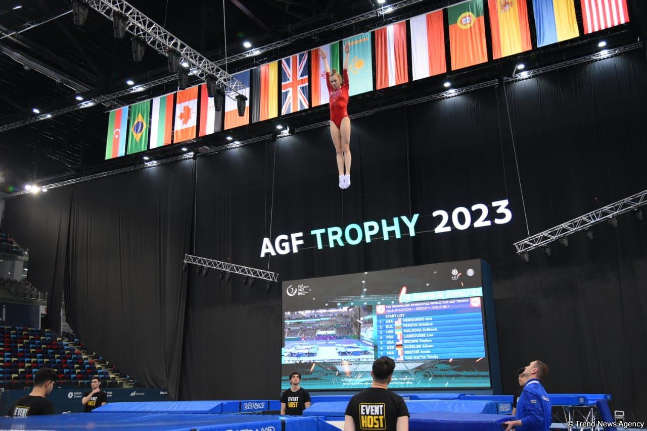 Захватывающие сальто и повороты – Лучшие моменты первого дня Кубка мира по прыжкам на батуте в Баку (ФОТО)