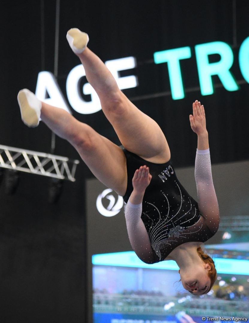 Захватывающие сальто и повороты – Лучшие моменты первого дня Кубка мира по прыжкам на батуте в Баку (ФОТО)