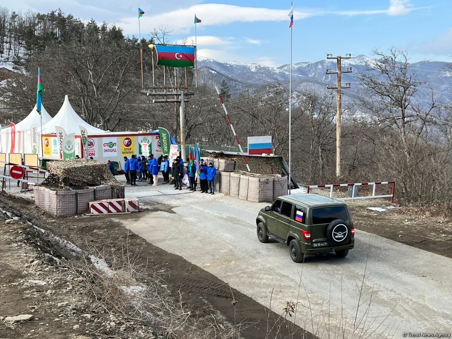 По Лачинской дороге беспрепятственно проехали две автомашины РМК (ФОТО)