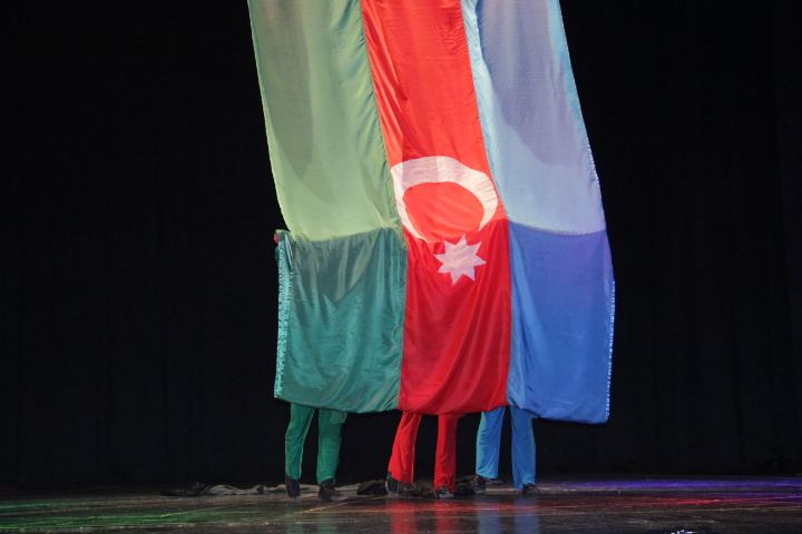 Бакинский детско-юношеский театр представил в Мингячевире спектакль "Родина" (ФОТО)