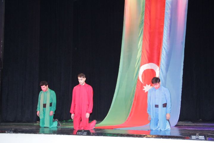 Бакинский детско-юношеский театр представил в Мингячевире спектакль "Родина" (ФОТО)