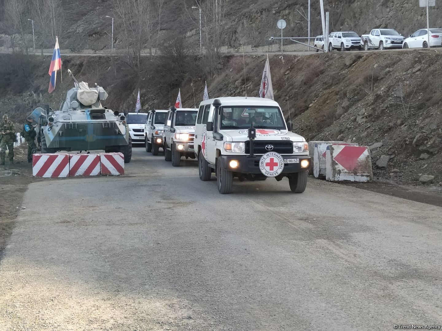 По Лачинской дороге проехали автомобили Красного Креста (ФОТО)