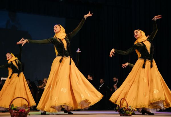 125-летие кинематографа Азербайджана отметили мультимедийным шоу с песнями и танцами (ВИДЕО, ФОТО)