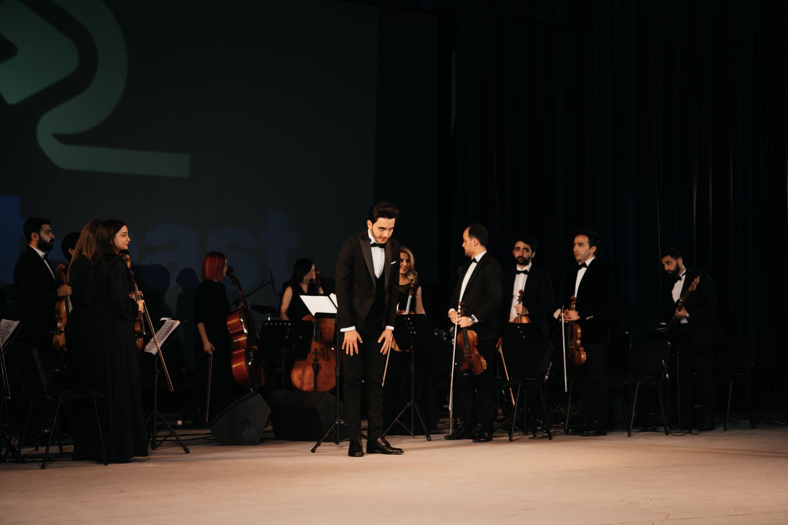 125-летие кинематографа Азербайджана отметили мультимедийным шоу с песнями и танцами (ВИДЕО, ФОТО)