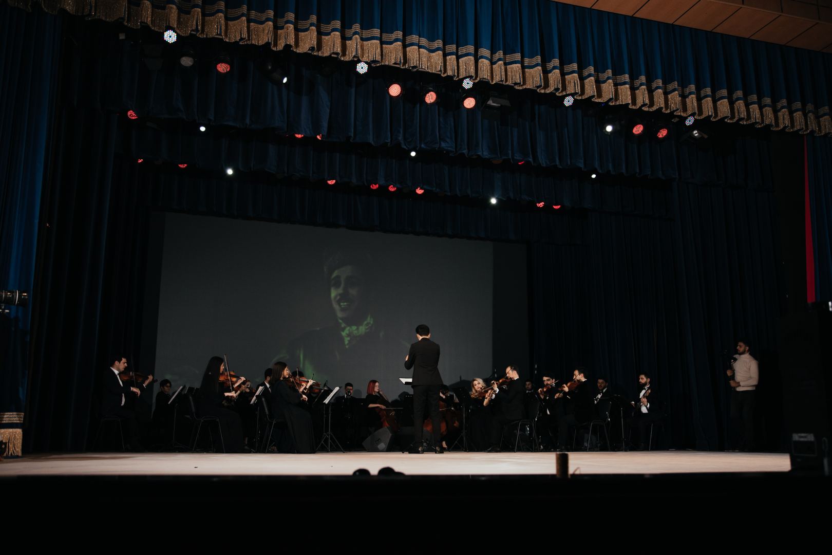 125-летие кинематографа Азербайджана отметили мультимедийным шоу с песнями и танцами (ВИДЕО, ФОТО)