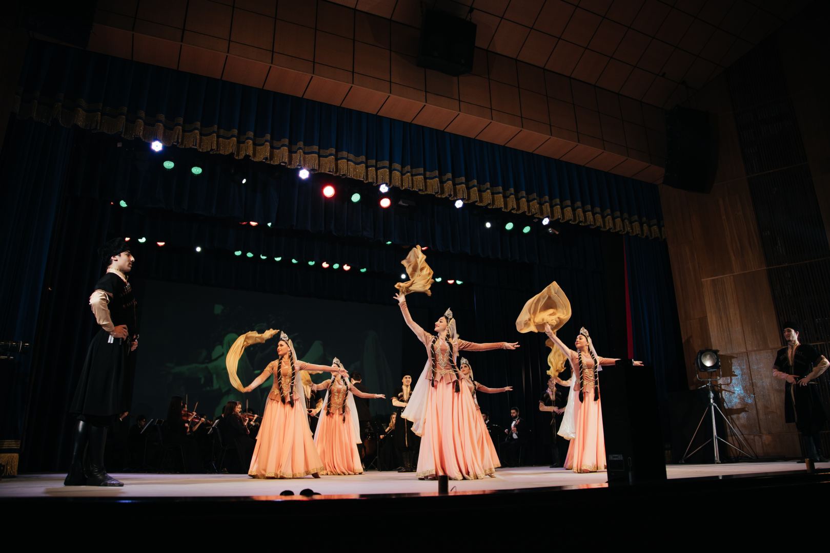 125-летие кинематографа Азербайджана отметили мультимедийным шоу с песнями и танцами (ВИДЕО, ФОТО)