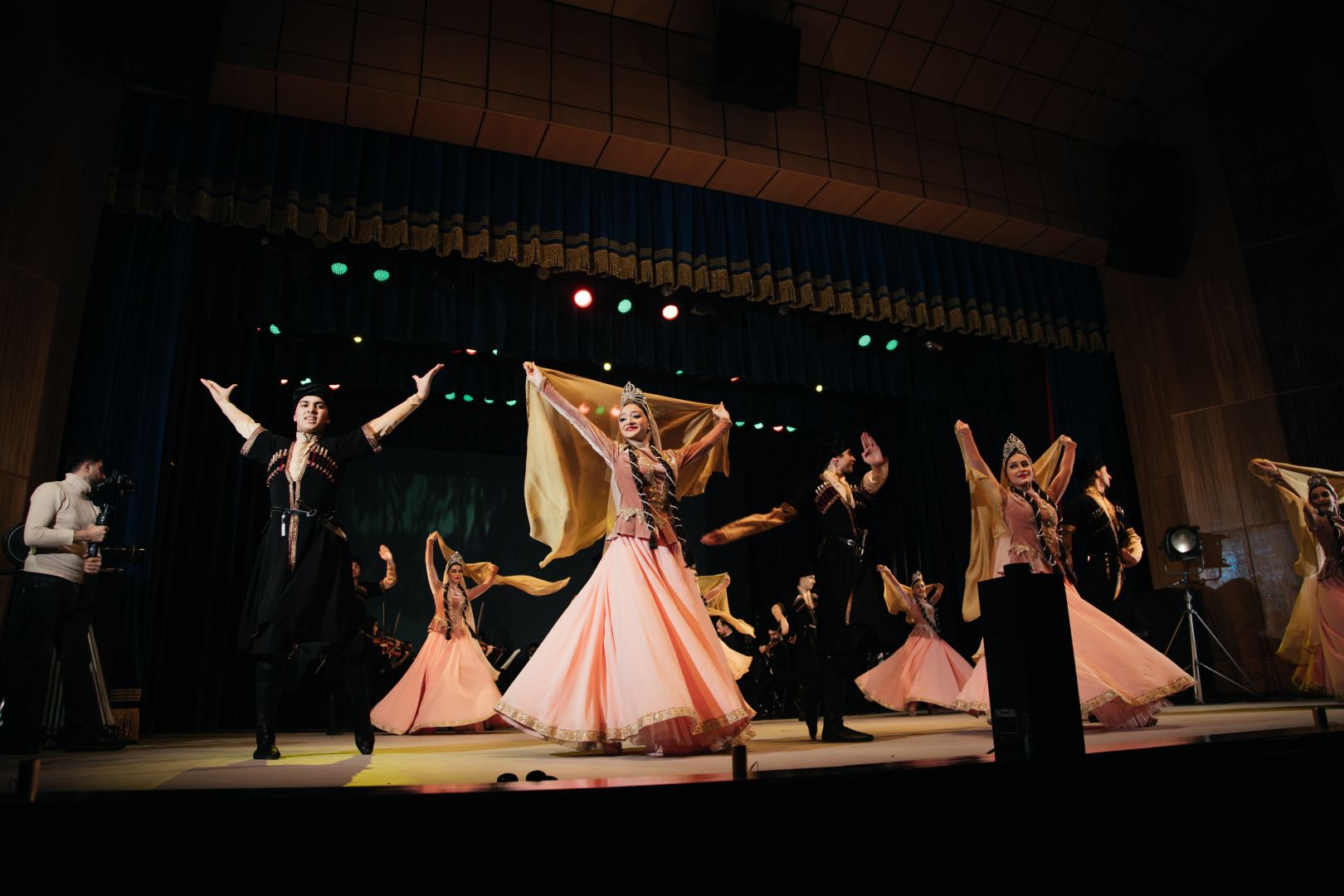 125-летие кинематографа Азербайджана отметили мультимедийным шоу с песнями и танцами (ВИДЕО, ФОТО)