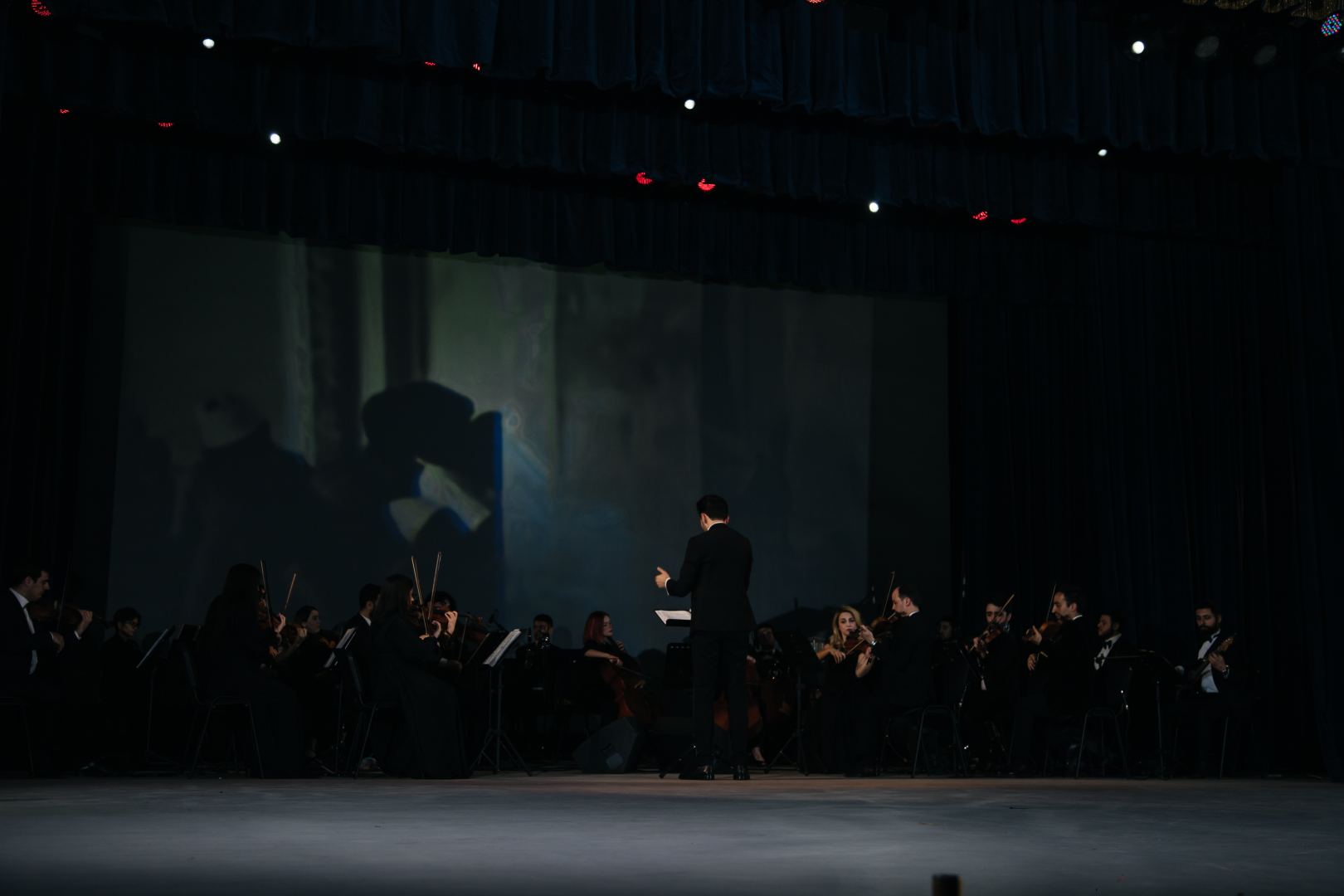 125-летие кинематографа Азербайджана отметили мультимедийным шоу с песнями и танцами (ВИДЕО, ФОТО)