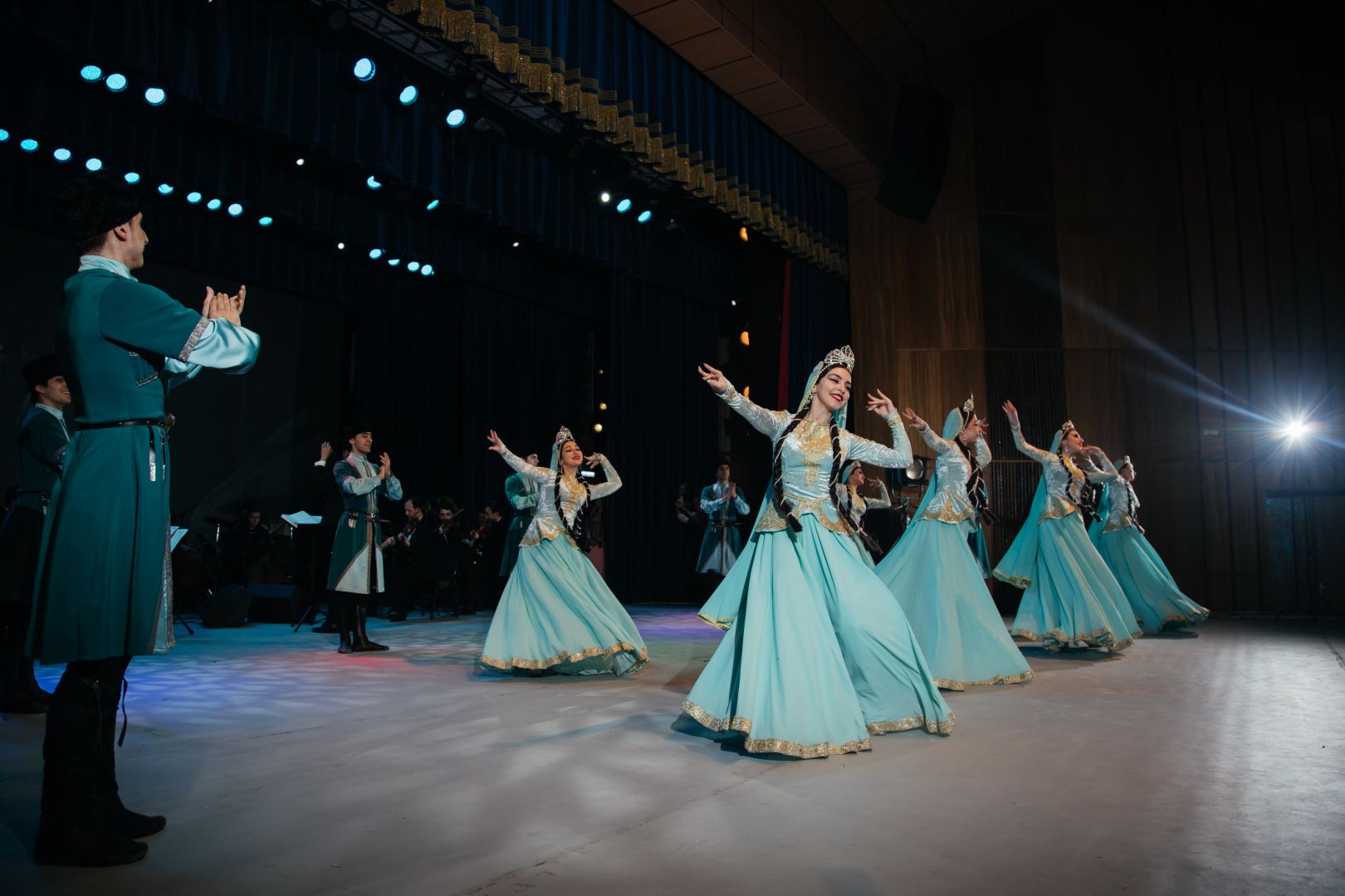 125-летие кинематографа Азербайджана отметили мультимедийным шоу с песнями и танцами (ВИДЕО, ФОТО)